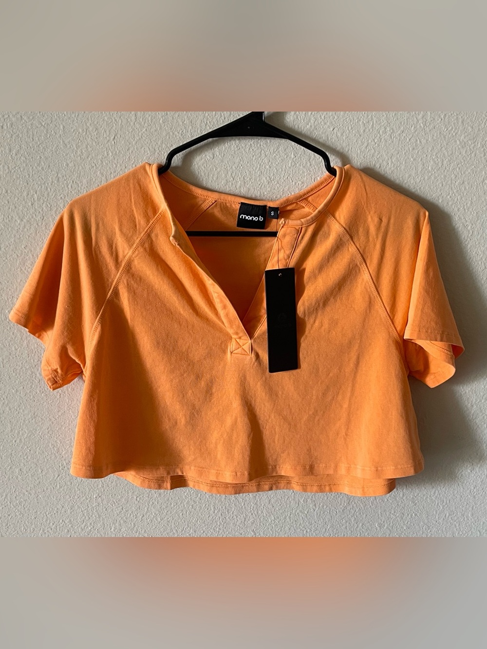 NWT Mono B cropped V-neck shirt